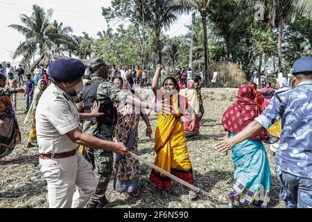 Nandigram, India. 01 Aprile 2021. Gli agenti di polizia disperdono una folla di membri del TMC (Trinamool Congress Party) durante gli scontri. Gli scontri si sono verificati dopo che i leader del TMC (Trinamool Congress Party) dell'area di Boyal a Nandigram, Bengala Occidentale ha affermato che i membri del Bhartiya Janta Party stavano catturando la stazione di sondaggio durante la seconda fase delle elezioni dell'assemblea del Bengala Occidentale, tuttavia i membri del BJP hanno negato le accuse. Credit: SOPA Images Limited/Alamy Live News Foto Stock