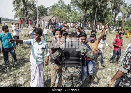 Nandigram, India. 01 Aprile 2021. Un poliziotto cerca di disperdere una folla di membri del TMC (Trinamool Congress Party) durante gli scontri. Gli scontri si sono verificati dopo che i leader del TMC (Trinamool Congress Party) dell'area di Boyal a Nandigram, Bengala Occidentale ha affermato che i membri del Bhartiya Janta Party stavano catturando la stazione di sondaggio durante la seconda fase delle elezioni dell'assemblea del Bengala Occidentale, tuttavia i membri del BJP hanno negato le accuse. Credit: SOPA Images Limited/Alamy Live News Foto Stock