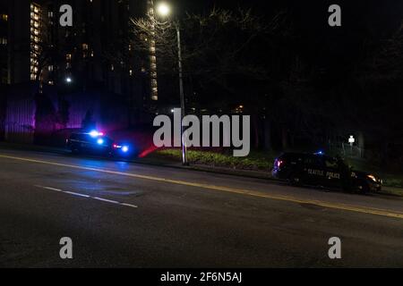 Seattle, Stati Uniti. 1 aprile 2021. In tarda serata la polizia di Seattle, rispondendo ad una sparatoria su James Street e 7th Ave. Polizia sono alla ricerca del presunto sparatutto e possibili vittime, il presunto sparatutto è stato visto da Interstate 5 con una lunga pistola sparare. Il crimine è stato su un aumento nel centro da quando Covid-19 ha colpito l'economia. Credit: James Anderson/Alamy Live News Foto Stock