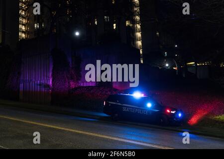 Seattle, Stati Uniti. 1 aprile 2021. In tarda serata la polizia di Seattle, rispondendo ad una sparatoria su James Street e 7th Ave. Polizia sono alla ricerca del presunto sparatutto e possibili vittime, il presunto sparatutto è stato visto da Interstate 5 con una lunga pistola sparare. Il crimine è stato su un aumento nel centro da quando Covid-19 ha colpito l'economia. Credit: James Anderson/Alamy Live News Foto Stock