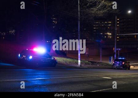 Seattle, Stati Uniti. 1 aprile 2021. In tarda serata la polizia di Seattle, rispondendo ad una sparatoria su James Street e 7th Ave. Polizia sono alla ricerca del presunto sparatutto e possibili vittime, il presunto sparatutto è stato visto da Interstate 5 con una lunga pistola sparare. Il crimine è stato su un aumento nel centro da quando Covid-19 ha colpito l'economia. Credit: James Anderson/Alamy Live News Foto Stock