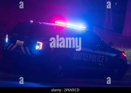 Seattle, Stati Uniti. 1 aprile 2021. In tarda serata la polizia di Seattle, rispondendo ad una sparatoria su James Street e 7th Ave. Polizia sono alla ricerca del presunto sparatutto e possibili vittime, il presunto sparatutto è stato visto da Interstate 5 con una lunga pistola sparare. Il crimine è stato su un aumento nel centro da quando Covid-19 ha colpito l'economia. Credit: James Anderson/Alamy Live News Foto Stock