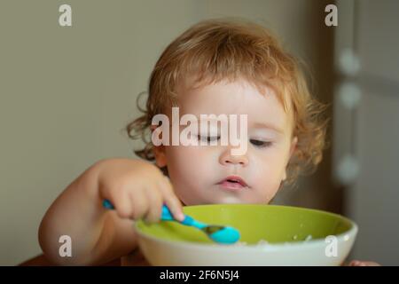 Nutrizione sana per i bambini. Famiglia, cibo, bambino, mangiare e genitorialità concetto. Foto Stock