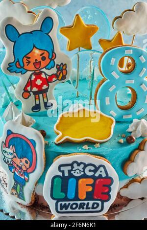Tel Aviv - Israele, 12 marzo 2021: Torta basata sul gioco Toka Life, per una ragazza di otto anni per il suo compleanno. Foto Stock