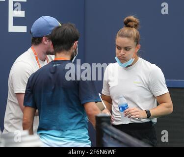 MIAMI GARDENS, FL - 01 APRILE: (NESSUNA VENDITA AL POST DI NEW YORK) Maria Sakkari visto pratica il giorno 11 del Miami Open il 1 aprile 2021 presso l'Hard Rock Stadium a Miami Gardens, Florida persone: Maria Sakkari Foto Stock