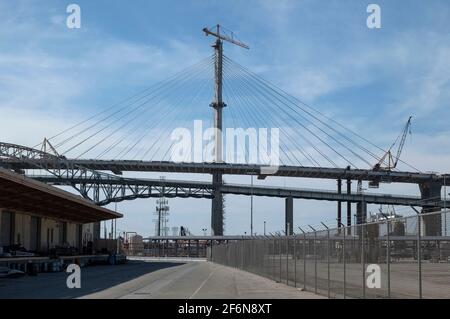 Vista del nuovo Gerald Desmond Bridge, costruito accanto il vecchio Foto Stock