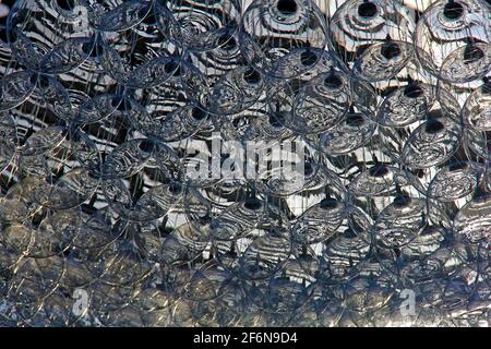Sfondo astratto di bolle di luce di vetro appese sul giardino d'inverno. Foto Stock