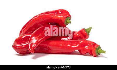 Peperoni rossi a punta dolce, isolati su sfondo bianco Foto Stock