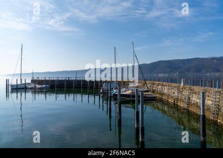 Ludwigshafen, Germania - 31 marzo, 2021:motoscafi e barche a vela nel vecchio porto e porto di Ludwigshafen sul lago di Costanza Foto Stock