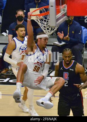 Los Angeles, Stati Uniti. 01 Aprile 2021. L'avanti di Denver Nuggets Aaron Gordon si confà sulla avanzata di Los Angeles Clippers Kawhi Leonard durante la prima metà allo Staples Center di Los Angeles giovedì 1 aprile 2021. I Nuggets sconfissero i Clippers 101-94. Foto di Jim Ruymen/UPI Credit: UPI/Alamy Live News Foto Stock