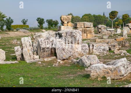 Belle rovine di vecchie pietre nell'antica città di Hierapolis, Turchia. Foto Stock