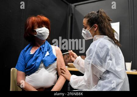 Un membro del personale medico vaccina un paziente in un centro di vaccinazione Covid-19, situato presso la sala concerti Palais Nikaia a Nizza, durante il terzo fine settimana di blocco attuato per frenare la diffusione del romanzo avirus, nella città della costa azzurra di Nizza, Francia meridionale, il 1 aprile 2021. Foto di Lionel Urman/ABACAPRESS.COM Foto Stock