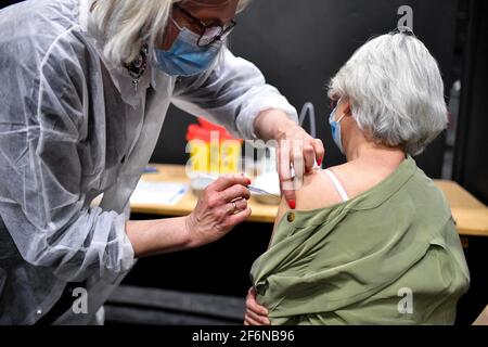 Un membro del personale medico vaccina un paziente in un centro di vaccinazione Covid-19, situato presso la sala concerti Palais Nikaia a Nizza, durante il terzo fine settimana di blocco attuato per frenare la diffusione del romanzo avirus, nella città della costa azzurra di Nizza, Francia meridionale, il 1 aprile 2021. Foto di Lionel Urman/ABACAPRESS.COM Foto Stock