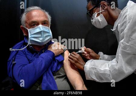 Un membro del personale medico vaccina un paziente in un centro di vaccinazione Covid-19, situato presso la sala concerti Palais Nikaia a Nizza, durante il terzo fine settimana di blocco attuato per frenare la diffusione del romanzo avirus, nella città della costa azzurra di Nizza, Francia meridionale, il 1 aprile 2021. Foto di Lionel Urman/ABACAPRESS.COM Foto Stock