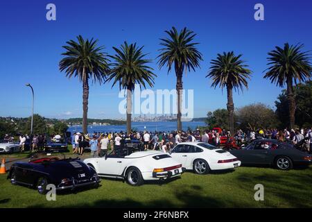 Auto classiche e spettatori di un evento di esposizione di auto all'aperto Foto Stock