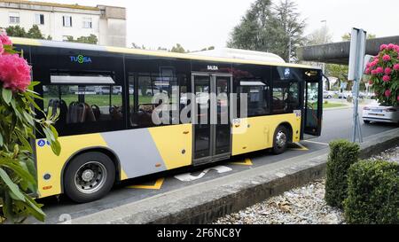 Santiago de Compostela-Spagna. L'autobus urbano si fermò alla fermata del bus il 31 marzo 2021 Foto Stock