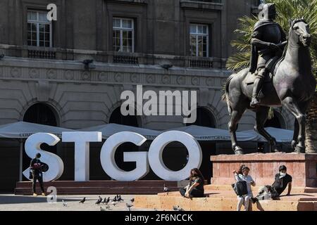 Santiago, Cile. 29 marzo 2021. La gente riposa in una piazza a Santiago, Cile, 29 marzo 2021. Il ministro cileno della Sanità Enrique Paris ha annunciato il 1 aprile che le attuali restrizioni sanitarie saranno rafforzate in tutto il paese, dopo che il Cile ha registrato un nuovo picco di infezioni COVID-19 e ha visto più di un milione di casi in totale. Credit: Jorge Villegas/Xinhua/Alamy Live News Foto Stock