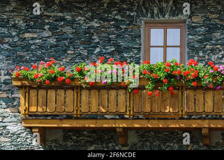 In legno tipico balcone in Tirol, Austria Foto Stock