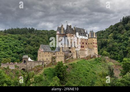 BURG ELTZ, GERMANIA, 24 LUGLIO 2020: Splendida vista del famoso castello di Burg Eltz nel cielo nuvoloso della Renania-Palatinato Foto Stock