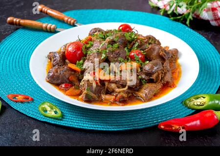 Arrosto di fegato di tacchino con verdure ed erbe. Piatto dietetico Foto Stock