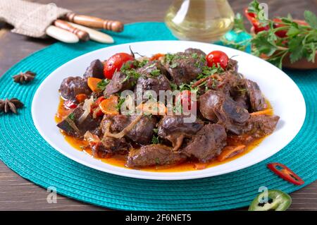 Arrosto di fegato di tacchino con verdure ed erbe. Piatto dietetico Foto Stock