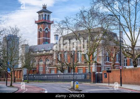 L'originale edificio vittoriano St Thomas' Hospital situato vicino a Waterloo su Albert Embankment a Londra, Inghilterra, Regno Unito Foto Stock