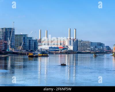 La vista ad ovest dal Ponte Vauxhall verso Battersea con la centrale restaurata e il nuovo e alto condominio che costeggiano la riva sud. Foto Stock