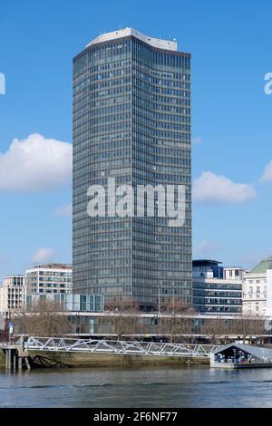 La Millbank Tower (1963) è un grattacielo alto 118 metri (387 piedi) nella città di Westminster a Millbank, vicino al Tamigi a Londra Foto Stock