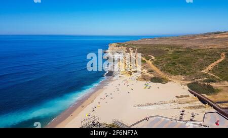 Bellissimo paesaggio. Vista dall'alto sull'incredibile costa dell'Oceano Atlantico. Vista meravigliosa con acqua azzurra. Foto Stock