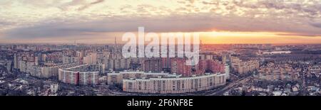 Skyline urbano con grande vista panoramica aerea del quartiere residenziale. Paesaggio industriale al tramonto a San Pietroburgo, Russia. Immagine a toni caldi Foto Stock