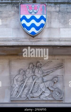 Pietra rilievo scultura di Gilbert Bayes sul Lambeth Fire Brigade Building (1937), ex sede centrale della LFB, presso Albert Embankment a Londra. Foto Stock