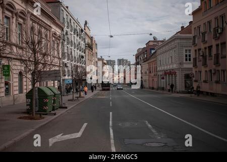 Belgrado, Serbia, 28 marzo 2021: Vista di Glavna Street a Zemun con pedoni e traffico Foto Stock