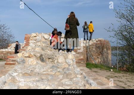 Belgrado, Serbia, 28 marzo 2021: Gruppo di giovani che si godono il paesaggio del Danubio dalla cima della collina di Gardoš a Zemun Foto Stock