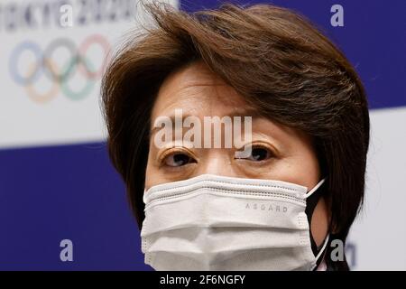 Tokyo, Giappone. 2 Apr 2021. Seiko Hashimoto, presidente del Comitato Organizzatore dei Giochi Olimpici e Paralimpici di Tokyo 2020 (Tokyo 2020), indossa due maschere per il viso, partecipa a una conferenza stampa alla Torre di Piazza Triton dell'isola Harumi Y. Credit: Rodrigo Reyes Marin/ZUMA Wire/Alamy Live News Foto Stock