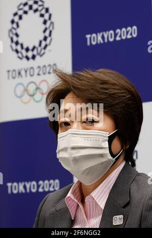 Tokyo, Giappone. 2 Apr 2021. Seiko Hashimoto, presidente del Comitato Organizzatore dei Giochi Olimpici e Paralimpici di Tokyo 2020 (Tokyo 2020), indossa due maschere per il viso, partecipa a una conferenza stampa alla Torre di Piazza Triton dell'isola Harumi Y. Credit: Rodrigo Reyes Marin/ZUMA Wire/Alamy Live News Foto Stock