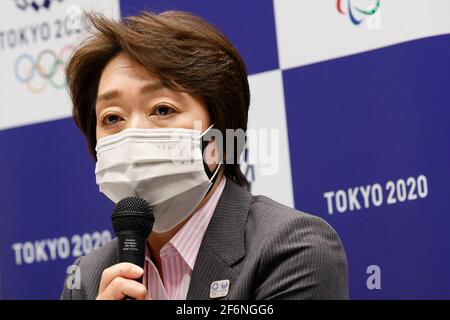 Tokyo, Giappone. 2 Apr 2021. Seiko Hashimoto, presidente del Comitato Organizzatore dei Giochi Olimpici e Paralimpici di Tokyo 2020 (Tokyo 2020), indossa due maschere per il viso, parla durante una conferenza stampa alla Torre di Piazza Triton dell'isola Harumi Y. Credit: Rodrigo Reyes Marin/ZUMA Wire/Alamy Live News Foto Stock