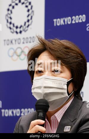 Tokyo, Giappone. 2 Apr 2021. Seiko Hashimoto, presidente del Comitato Organizzatore dei Giochi Olimpici e Paralimpici di Tokyo 2020 (Tokyo 2020), indossa due maschere per il viso, parla durante una conferenza stampa alla Torre di Piazza Triton dell'isola Harumi Y. Credit: Rodrigo Reyes Marin/ZUMA Wire/Alamy Live News Foto Stock