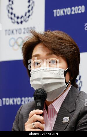 Tokyo, Giappone. 2 Apr 2021. Seiko Hashimoto, presidente del Comitato Organizzatore dei Giochi Olimpici e Paralimpici di Tokyo 2020 (Tokyo 2020), indossa due maschere per il viso, parla durante una conferenza stampa alla Torre di Piazza Triton dell'isola Harumi Y. Credit: Rodrigo Reyes Marin/ZUMA Wire/Alamy Live News Foto Stock