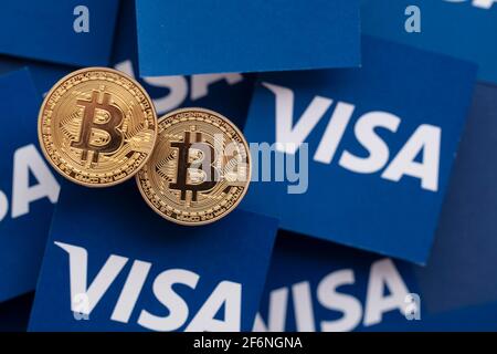 LONDRA, UK - Marzo 2021: Criptovaluta Bitcoin sul logo del servizio finanziario Visa Foto Stock