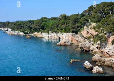 Francia, costa azzurra, Cap Antibes, la baia dei miliardari è raggiungibile dal sentiero costiero che parte verso una baia con una spiaggia di ciottoli. Foto Stock