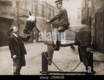 WWI addestrando nuove reclute dell'esercito britannico senza esperienza di cavalli per diventare cavalleria Foto Stock