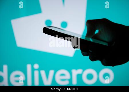 LONDRA, UK - Aprile 2021: Logo del servizio di consegna a domicilio Deliveroo Foto Stock