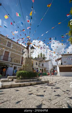 El Castell de Guadalest, vicino a Benidorm, nella regione della Costa Blanca in Spagna Foto Stock