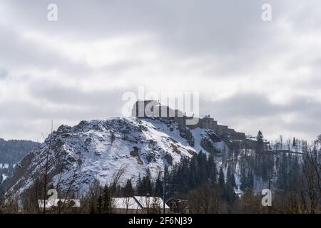 Una vista sul castello di Fort de Joux nel Montagne del Giura francese in inverno Foto Stock