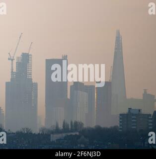 Wimbledon, Londra, Regno Unito. 31 marzo 2021. Vista verso i lontani grattacieli e le gru di costruzione nella città di Londra all'alba in primavera da Wimbledon Hill, nella periferia sud-ovest di Londra. Credito: Malcolm Park/Alamy Foto Stock