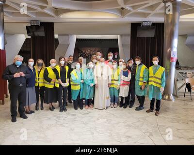 Roma, Italia. 02 aprile 2021. 2 aprile 2021 : Papa Francesco ha visitato l'atrio della Sala Paolo VI mentre le vaccinazioni di alcuni senzatetto hanno avuto luogo presso il Vaticano Credit: Independent Photo Agency/Alamy Live News Foto Stock