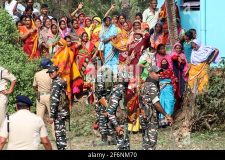 Kolkata, India. 01 Aprile 2021. Il personale di sicurezza tiene vigile mentre il villaggio solleva uno slogan contro il capo ministro del Bengala occidentale Mamata Banerjee, in attesa all'interno di una stazione di poling durante la seconda fase delle elezioni legislative del Bengala occidentale a Boyal a Nandigram il 1 aprile 2021. (Foto di Dipa Chakraborty/Pacific Press) Credit: Pacific Press Media Production Corp./Alamy Live News Foto Stock