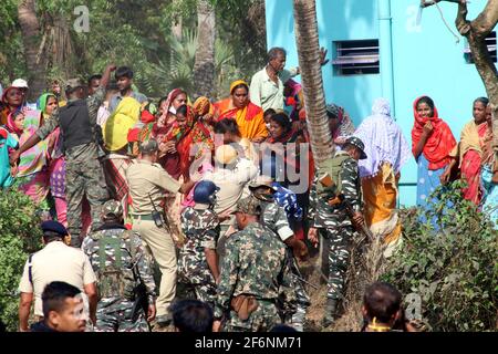 Kolkata, India. Il villaggio ha sollevato uno slogan contro il Capo Ministro del Bengala Occidentale Mamata Banerjee, aspettando all'interno di una stazione di poling durante la seconda fase delle elezioni legislative del Bengala Occidentale a Boyal a Nandigram il 1 aprile 2021. 2021 (Foto di Dipa Chakraborty/Pacific Press) Credit: Pacific Press Media Production Corp./Alamy Live News Foto Stock