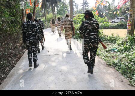 Kolkata, India. 01 Aprile 2021. Il personale della sicurezza marciò come il primo ministro del Bengala Occidentale Mamata Banerjee (non illustrato) siede fuori da una stazione di scrutinio durante la seconda fase delle elezioni legislative del Bengala Occidentale a Nandigram il 1 aprile 2021. (Foto di Dipa Chakraborty/Pacific Press) Credit: Pacific Press Media Production Corp./Alamy Live News Foto Stock