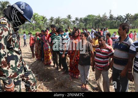 Kolkata, India. 01 Aprile 2021. Il personale di sicurezza tiene vigile mentre il villaggio solleva uno slogan contro il capo ministro del Bengala occidentale Mamata Banerjee, in attesa all'interno di una stazione di poling durante la seconda fase delle elezioni legislative del Bengala occidentale a Boyal a Nandigram il 1 aprile 2021. (Foto di Dipa Chakraborty/Pacific Press) Credit: Pacific Press Media Production Corp./Alamy Live News Foto Stock